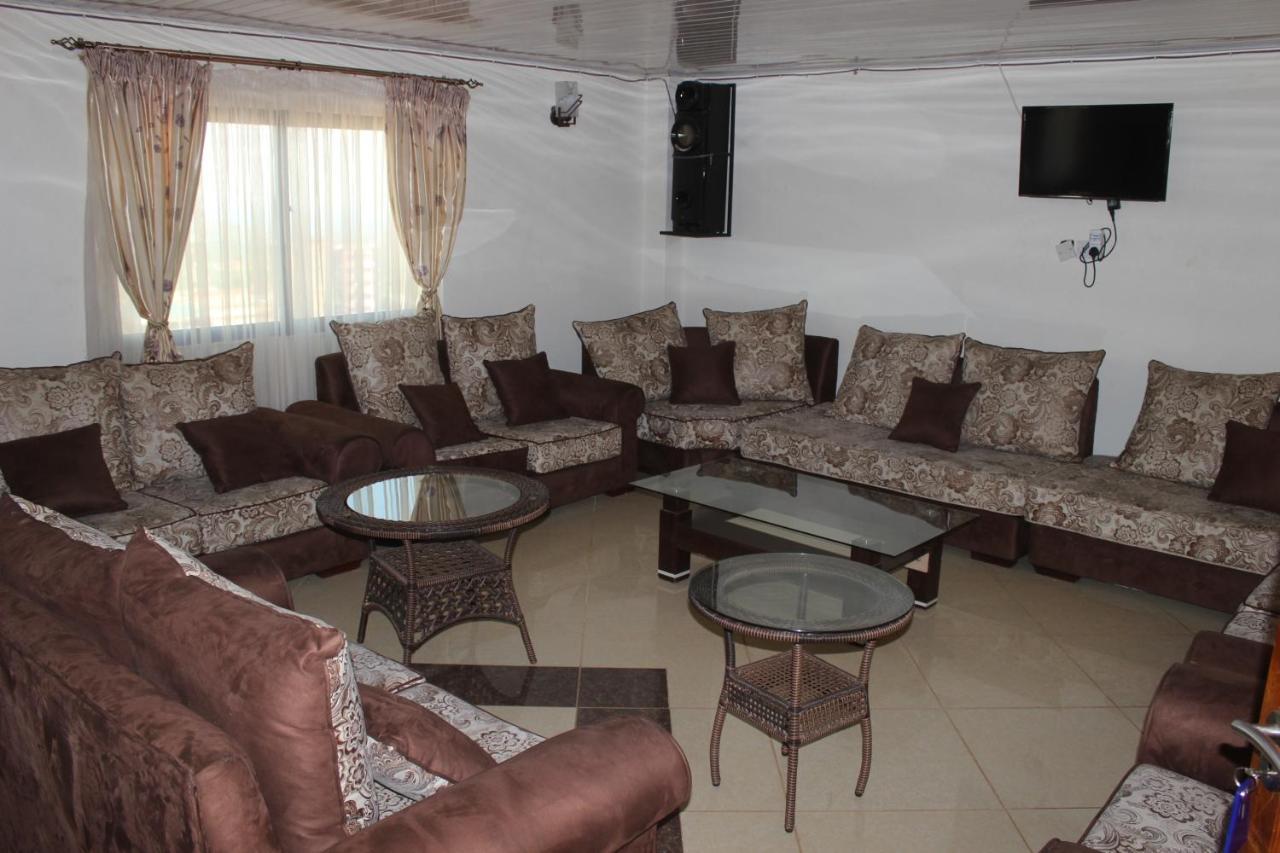 Meru Paramount Exterior foto